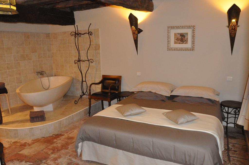 Welche Hotels liegen am n\u00E4chsten am Flughafen Charles De Gaulle? Caraman Zimmer foto